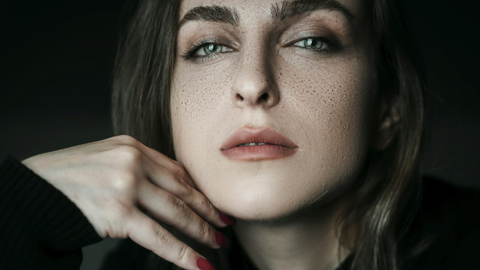 Makeup artist in Majan: portrait of a woman with soft natural makeup