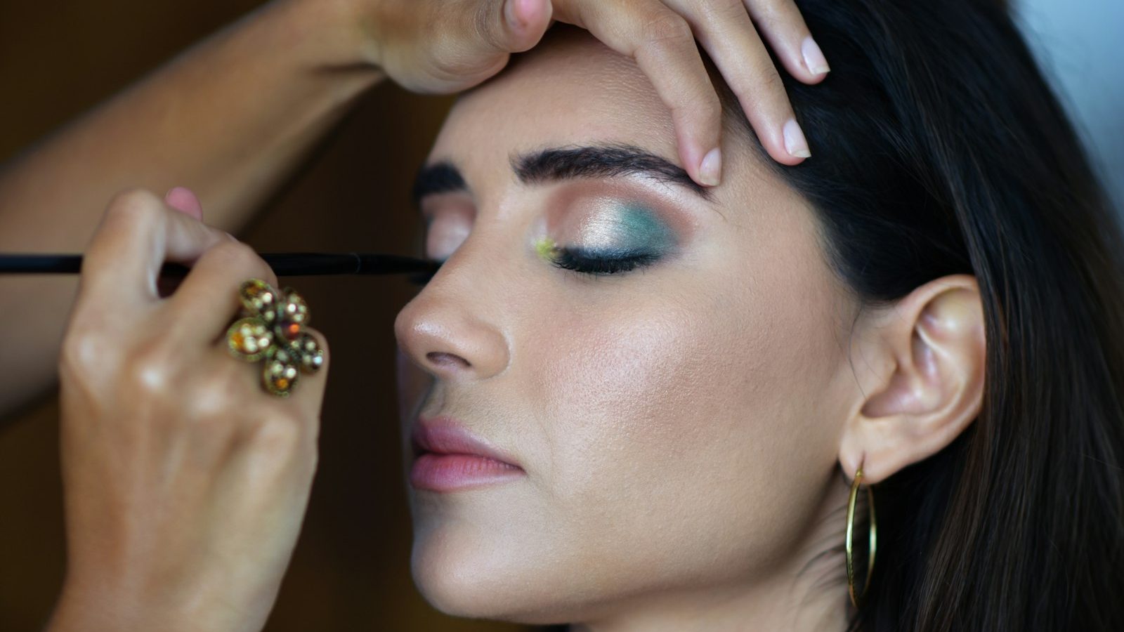 Best makeup salon in Dubai: makeup artist applying shimmering eyeshadow