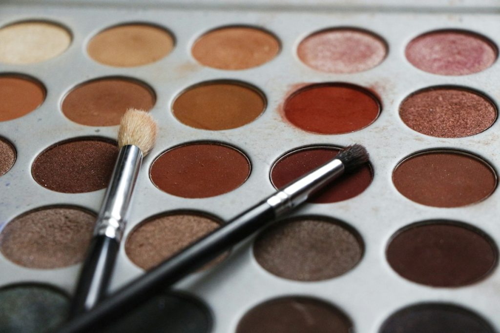 Best makeup salon in Dubai: eyeshadow palette with makeup brushes