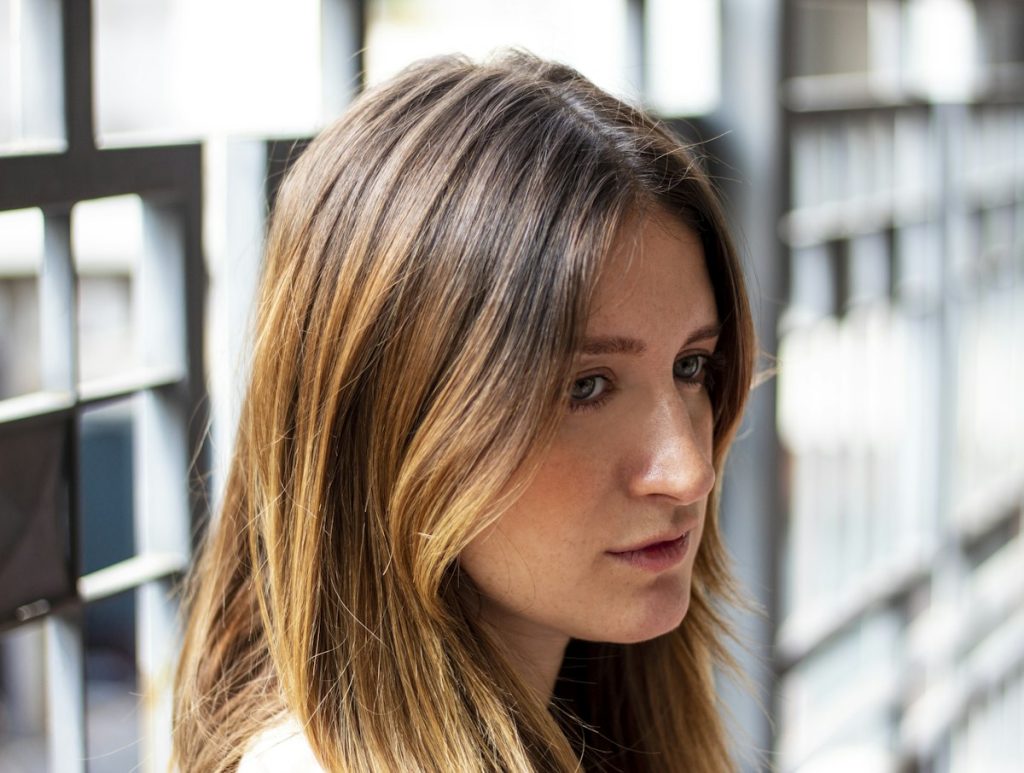 Ladies salon near me open now: woman with warm balayage highlights