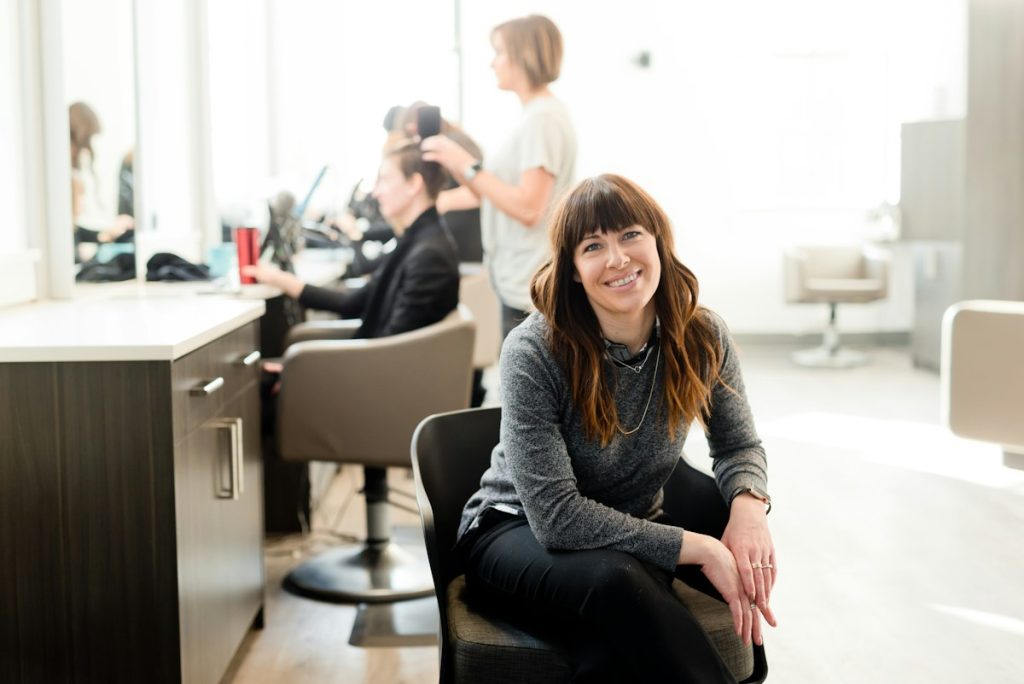 Top rated ladies salon: smiling stylist in a bright, modern salon