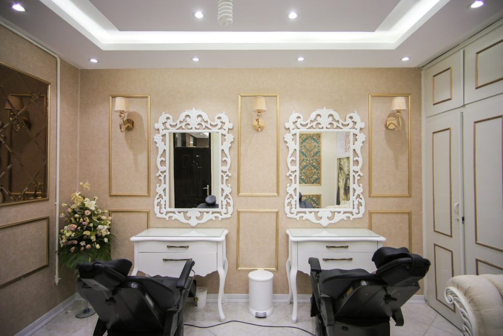 Beauty parlour in Dubai for ladies: elegant ladies salon with white mirrors and styling chairs